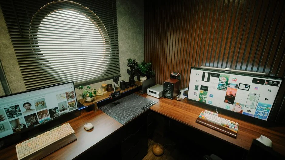 man-sitting-on-chair-using-silver-laptop-3wni-5s4lvg